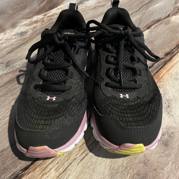 Under armor charged assert size 8 1/2 women’s shoe Has Scratch See Pics. Nice - Picture 3 of 16